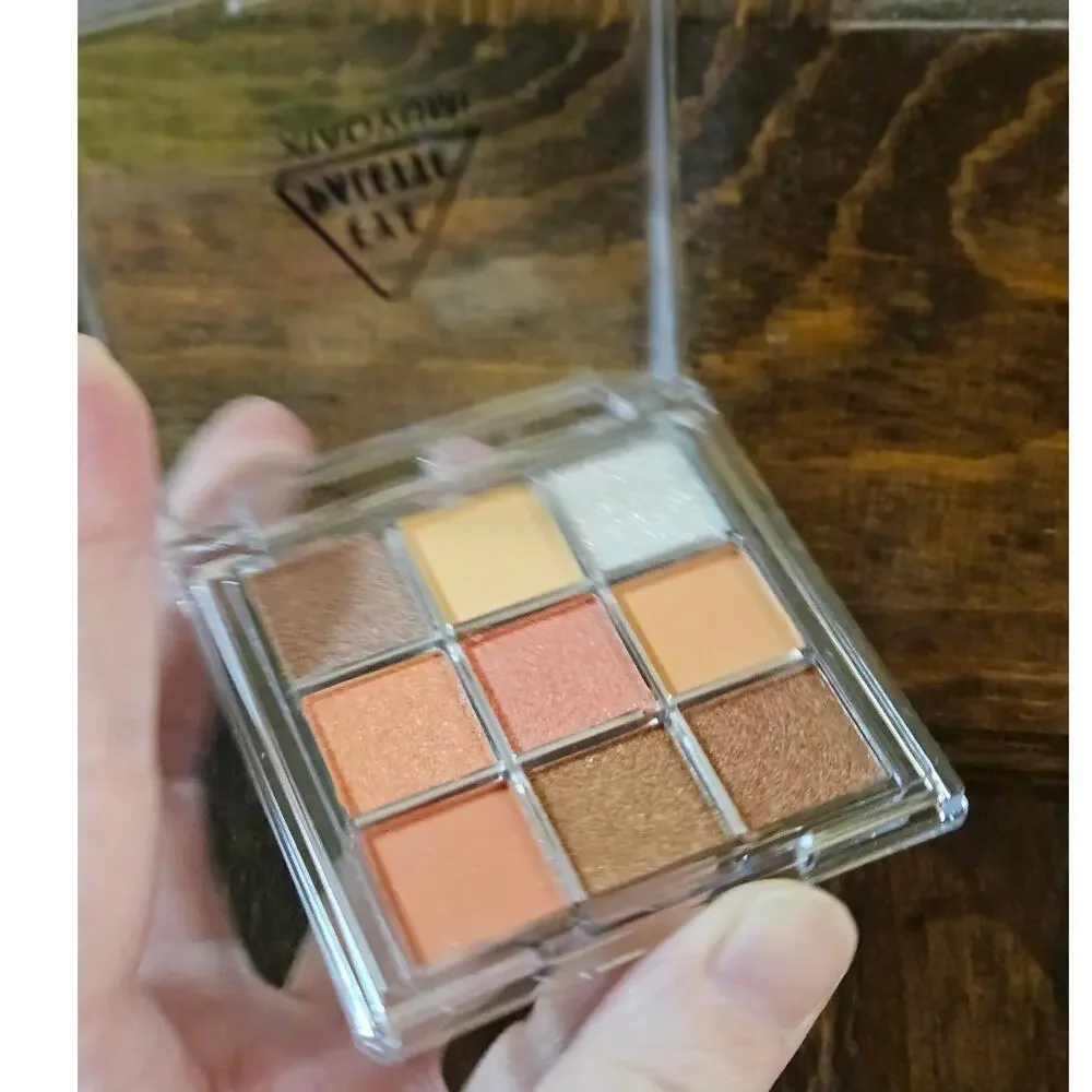 Asian Beauty Xiaoyumi 9-Color Eyeshadow Palette ~ Orange Brown Earthtone
